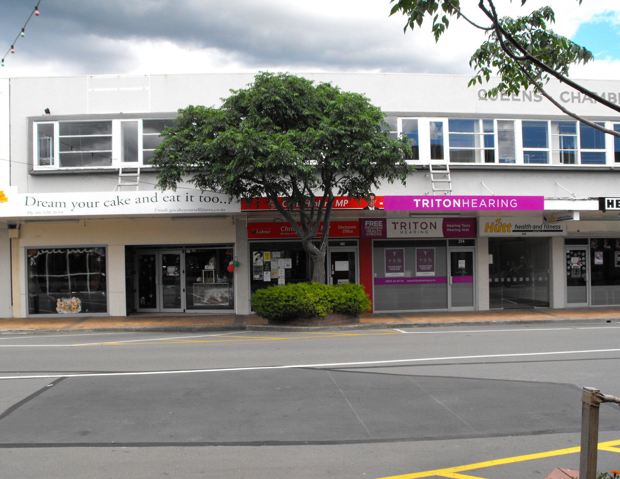 Main Street, south side; No. 210-220; Queen's Chambers, eastern end