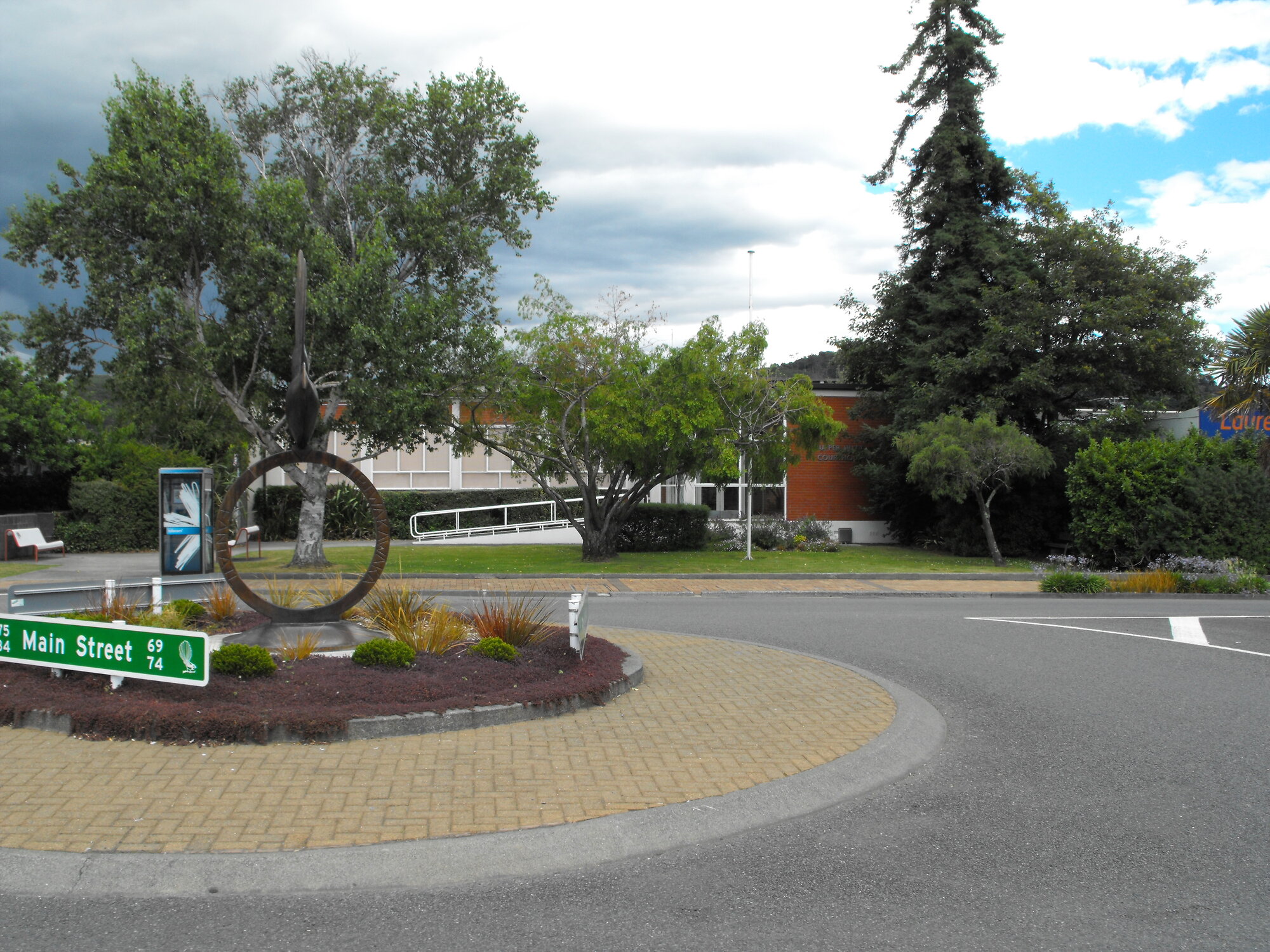 Main Street, south side; No.  80; courthouse and Pine Avenue roundabout