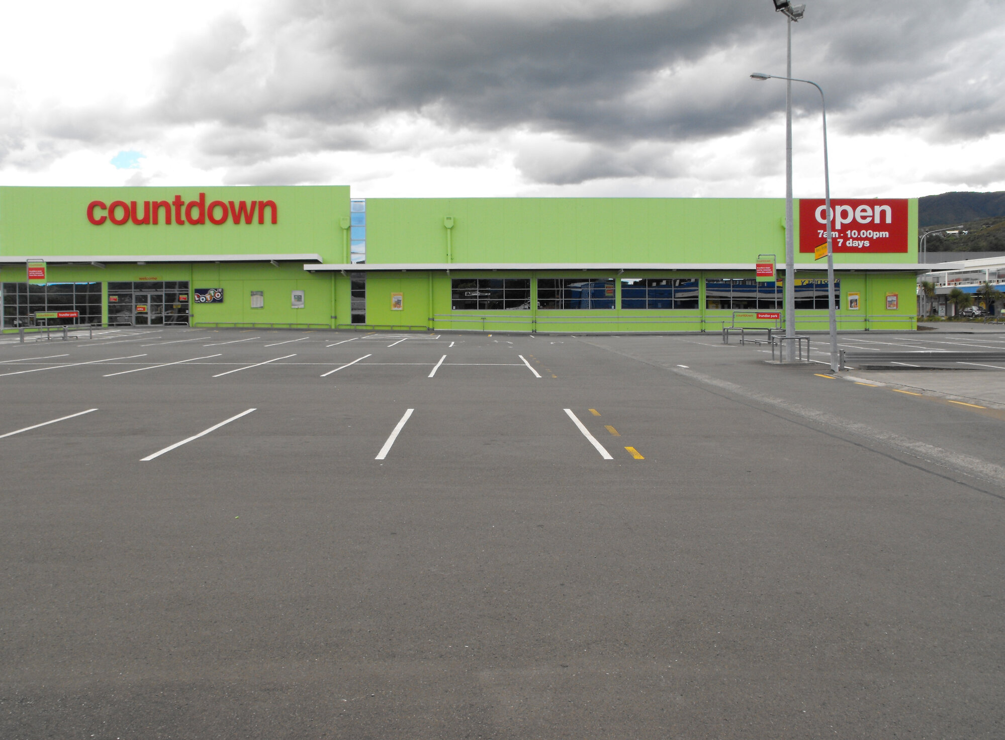 Queen Street, north side; No. 12; Countdown supermarket (13-19); western face