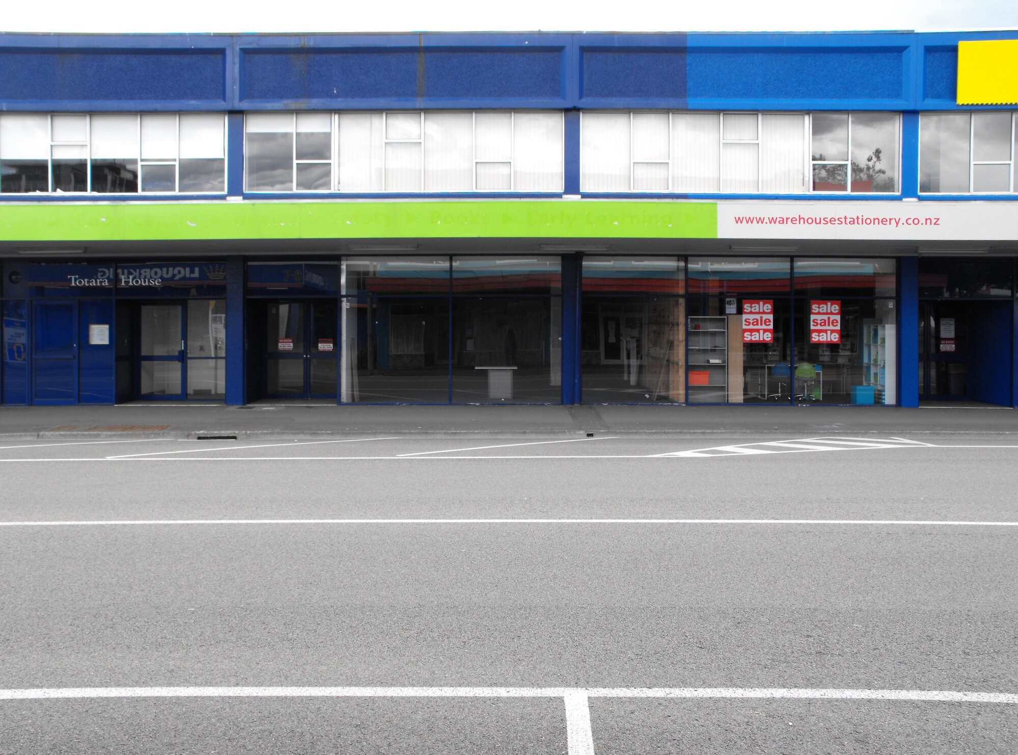 Queen Street, north side; No.  8 (actually part of 7-9); Totara Trust entrance