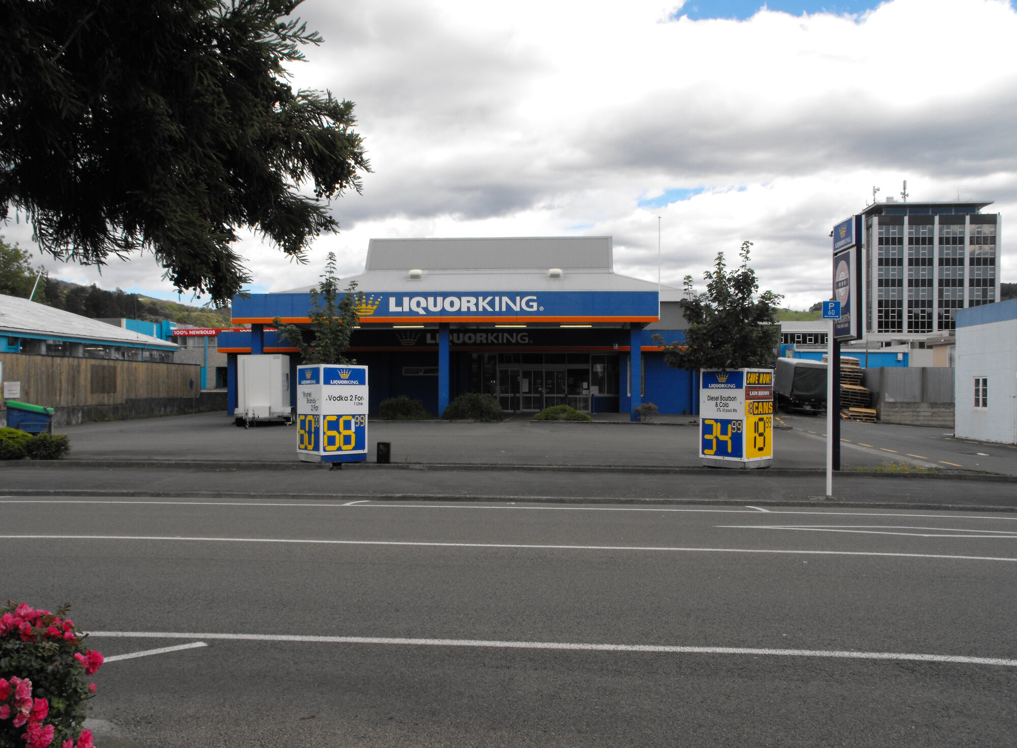 Queen Street, south side; No. 18-22; Liquor King