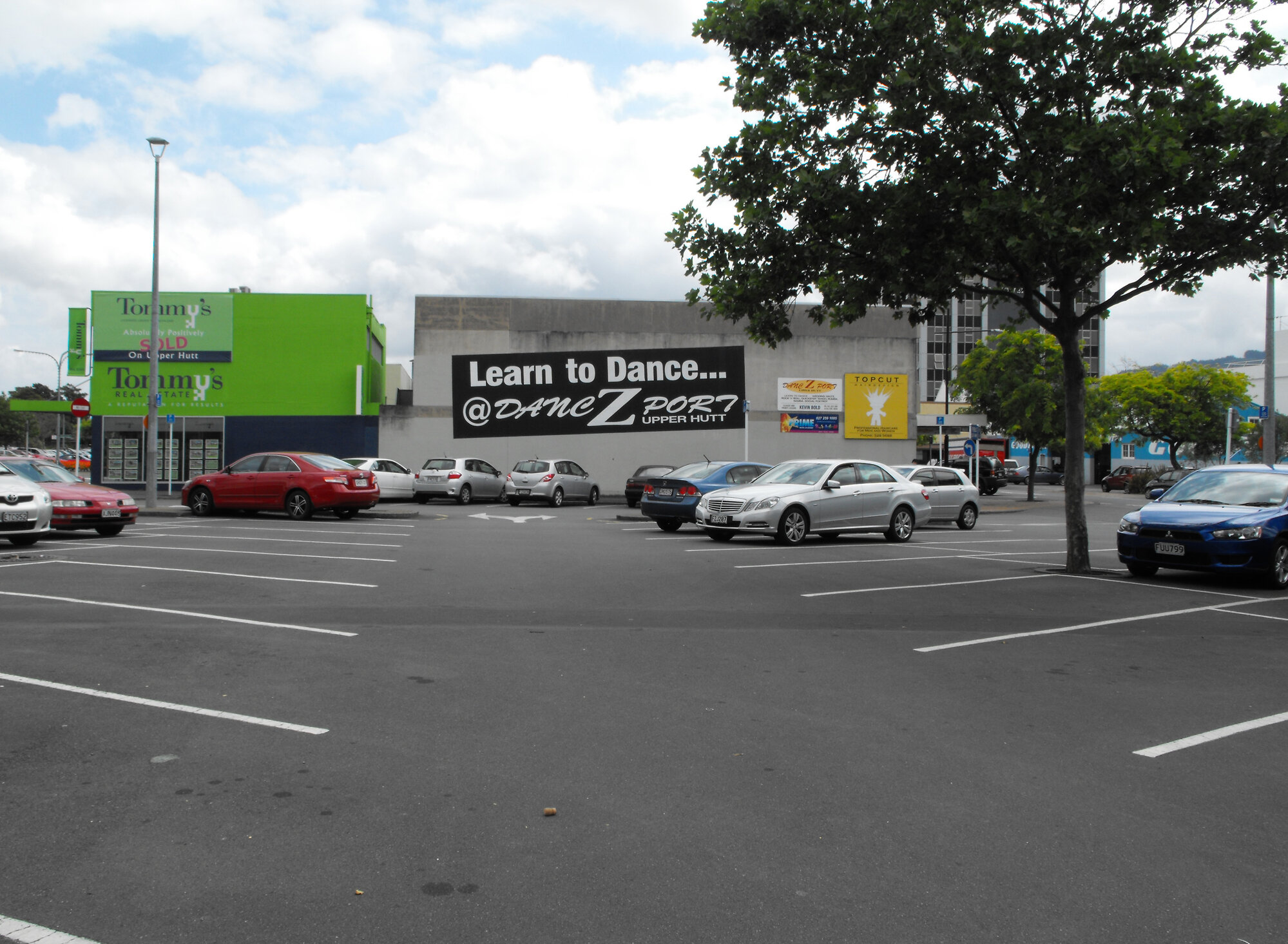 Geange Street, left side; No.  6; Tommy's Real Estate and 7 Geange Street, from the east.