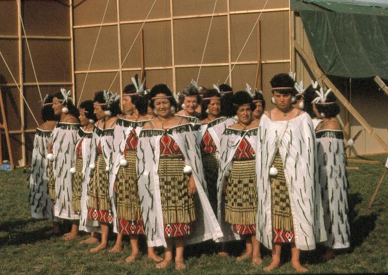 Māwai Hakona women perform, Auckland
