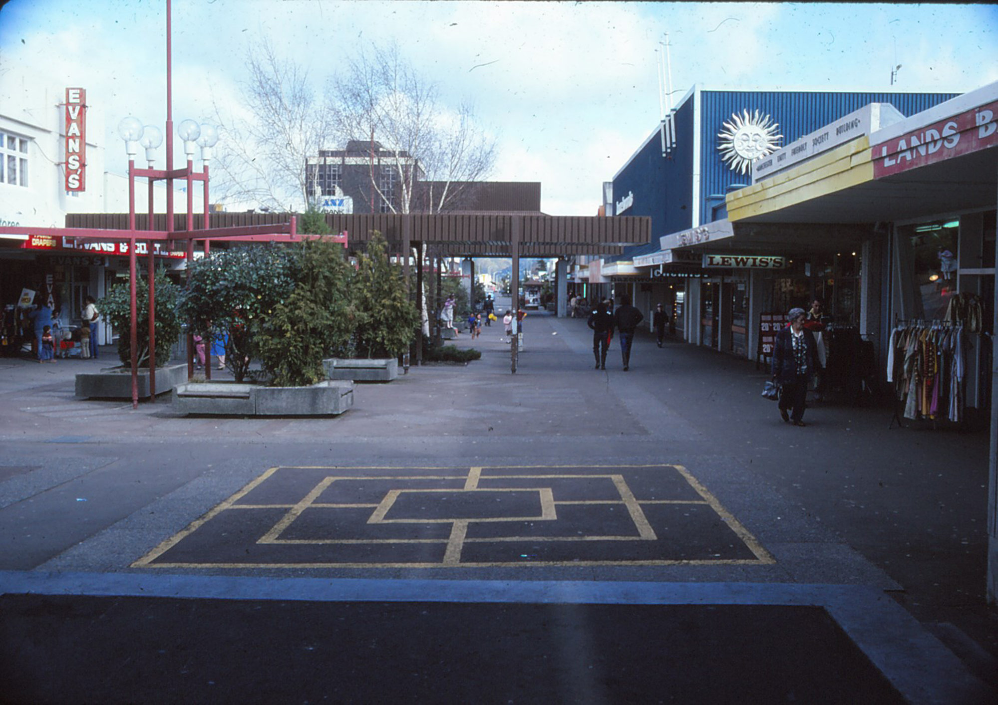 Main Street; pedestrian precinct; Circa 1980s 
