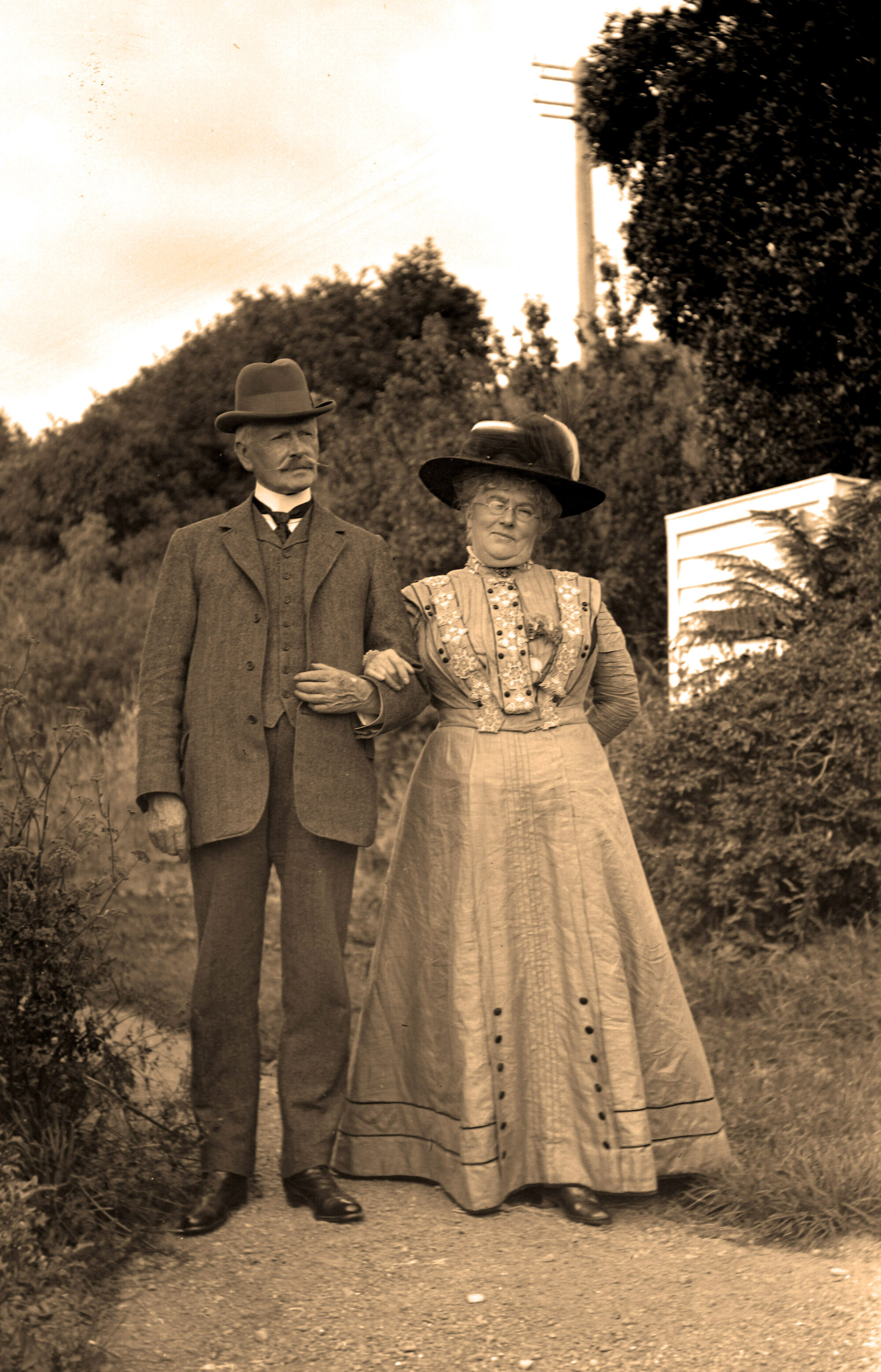 Nicholas Reid and his wife at Maoribank; ca 1912