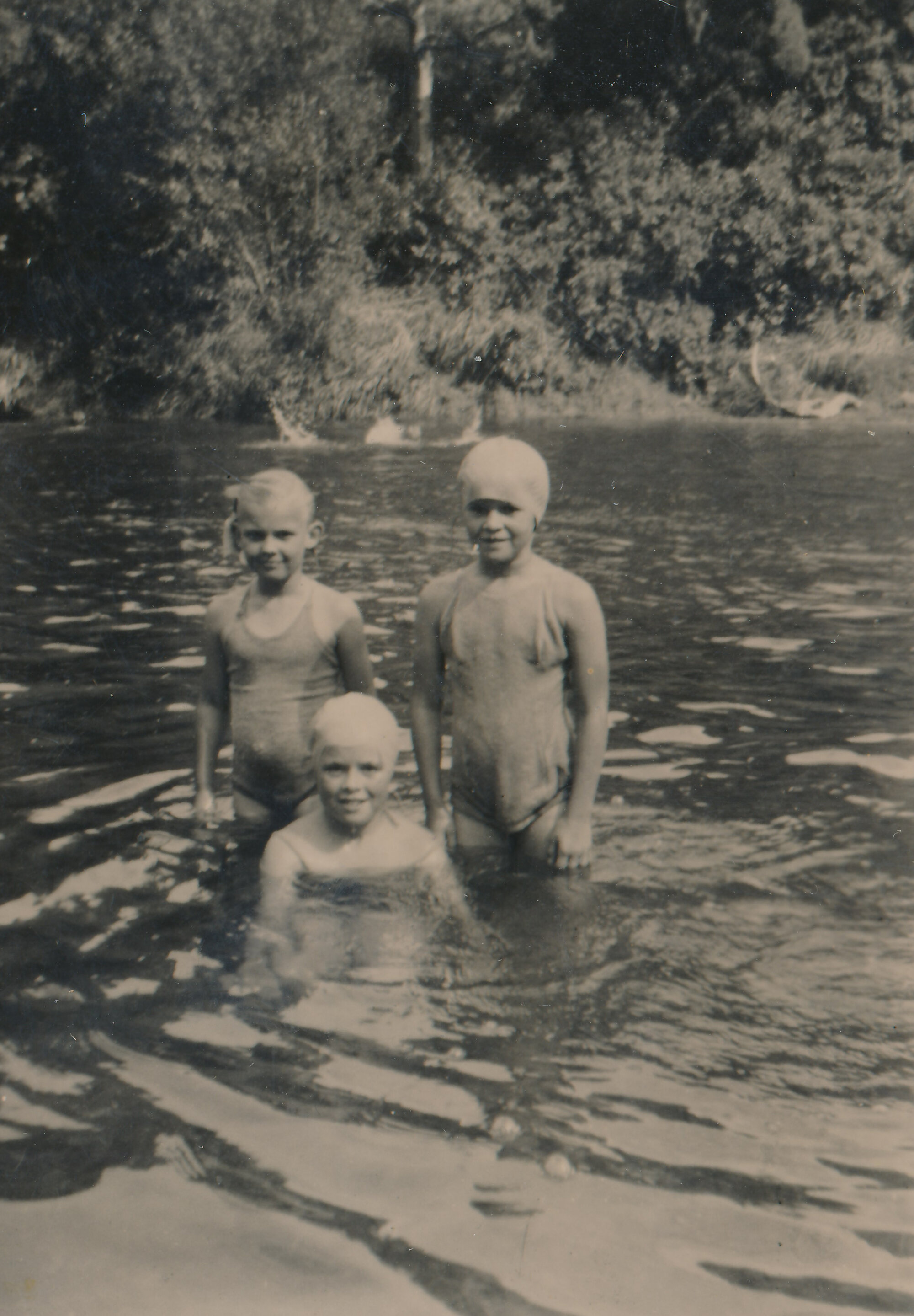 Te Marua School; Te Awa Kairangi / Hutt River swimming hole, circa 1955