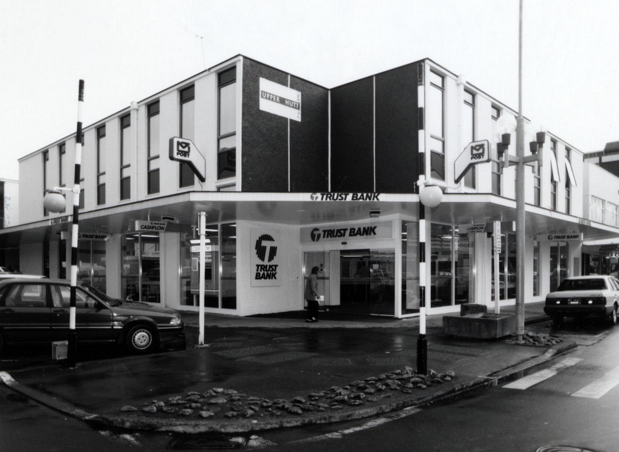 Geange Street; No.  2; corner of Main Street; Trust Bank branch in the former post office.