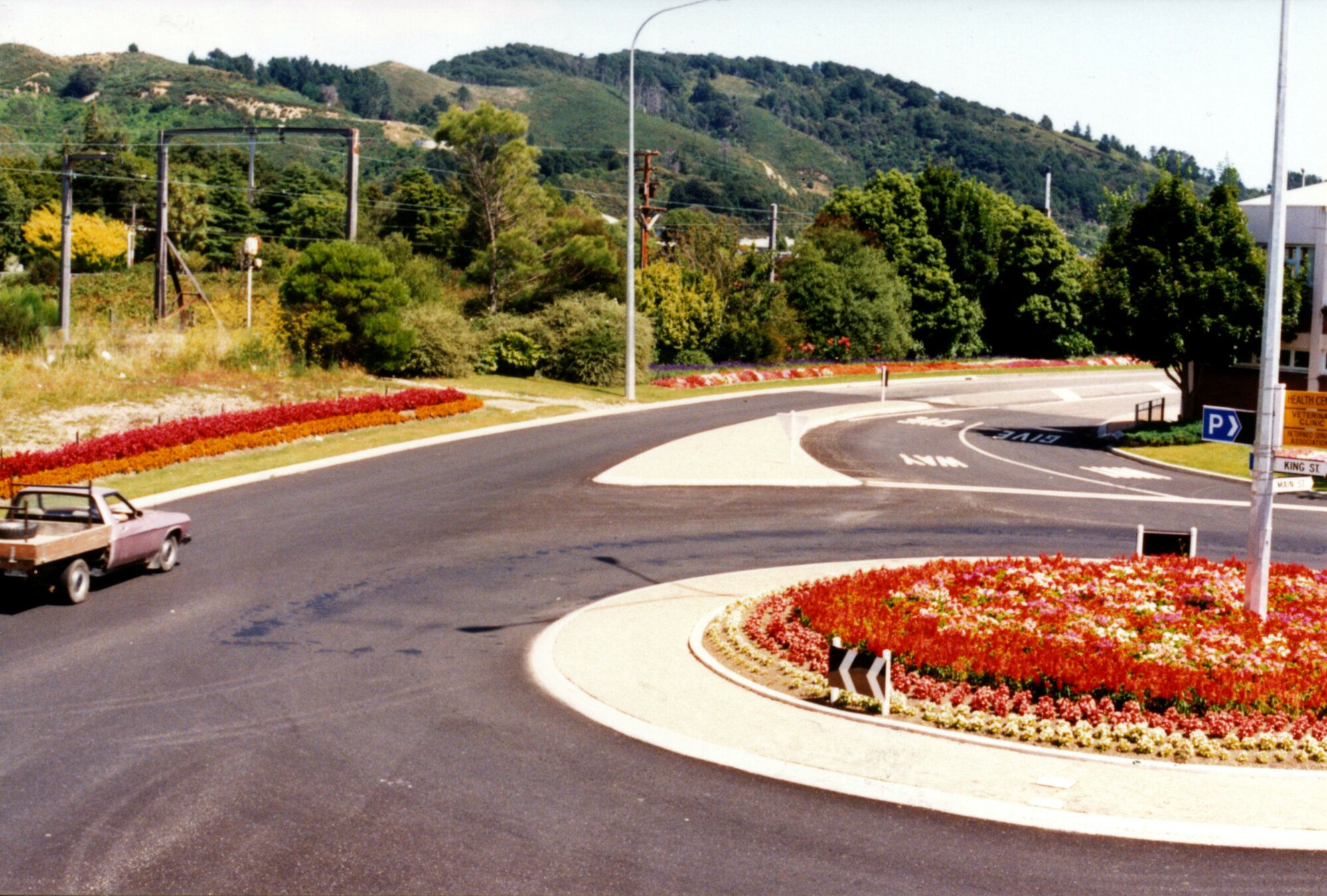 Gardens, Fergusson Drive; ; looking south-west at King Street roundabout