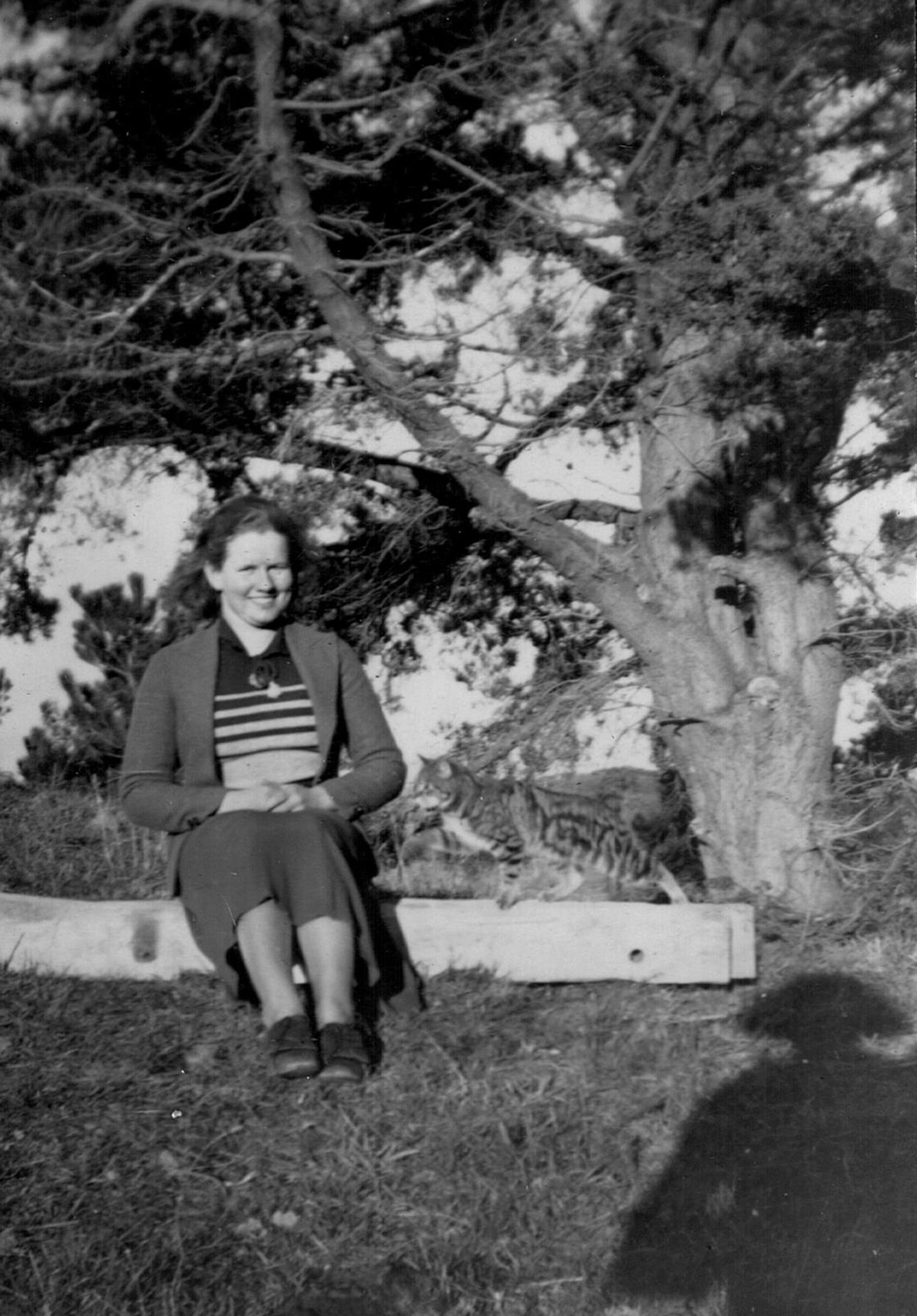 Flora Hoskins (n&eacute;e Danahay) Photograph Album p11 (8)