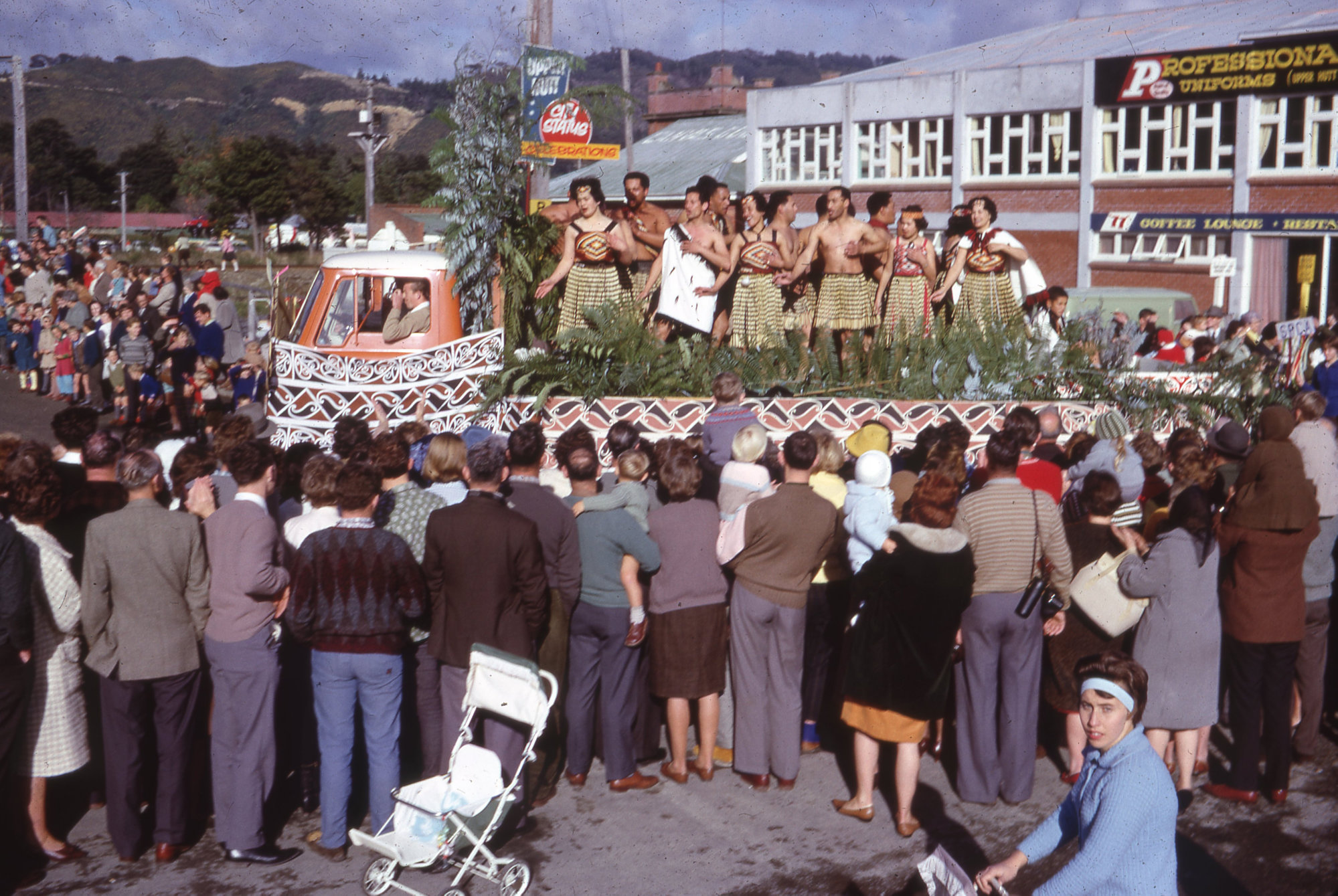 Māwai Hakona, City Status Parade; 1966