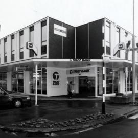 Geange Street; No.  2; corner of Main Street; Trust Bank branch in the former post office.