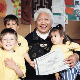 Ōrongomai Marae 1999; Kōhanga Reo pioneer Hariata (Harriet) Jaspers, with special award from Māori Queen Dame Te Atairangikaahu.