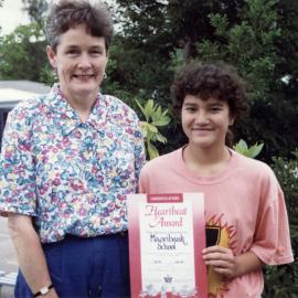 Maoribank School; Trish Poland, public health nurse, and Caell Waikari, with Heartbeat School Food Award.
