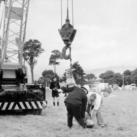 Escapologist at A & P  show, Trentham Park 1; start of lift.
