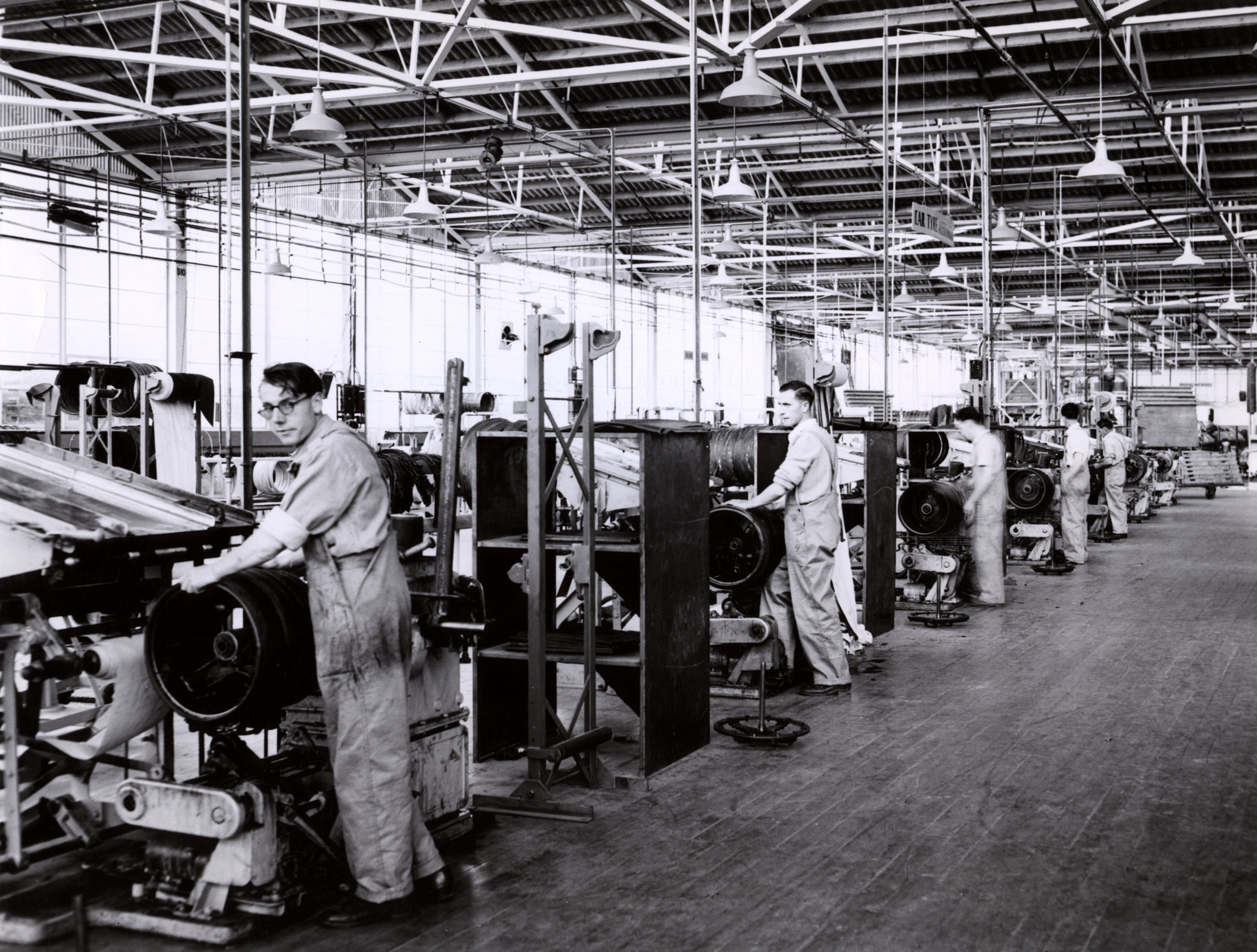 Dunlop tyre assembly; cross-ply, small sizes