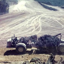 Kingsley Heights 1977 01a; Fill 5; removing unsuitable material