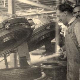 Dunlop factory; moulding car tyres; Dunlop No. 231 two-cavity press, open.