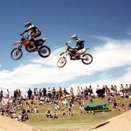 Moto-X; Oceania championships, Moonshine Park; first race, 250 cc/open class; Aussie Steven Andrew leading Kiwi Nikki Irwin.