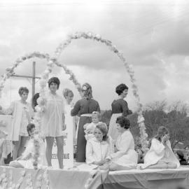 Upper Hutt Queen Carnival Parade 002; Dunlop baby entrant