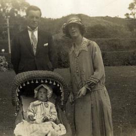 Poulson Family; Hector and May Poulson with daughter Eda ca 1928