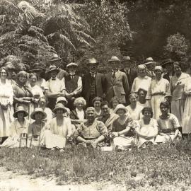 Hazelwoods staff or family(?); bush picnic; circa 1926