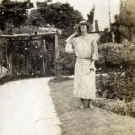 Hazelwood family, 1925; Invercargill Gardens? Myrtle?