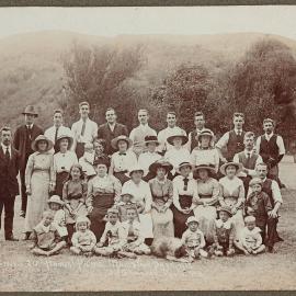 Hazelwoods staff, 1915; picnic at Maidstone Park 2