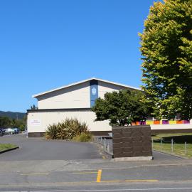 Upper Hutt College buildings 2015  1; main drive