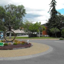 Main Street, south side; No.  80; courthouse and Pine Avenue roundabout