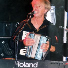 Upper Hutt City of Song concert 2002; Harcourt Park; Wayne Mason, of the Fourmyula.