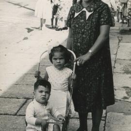 Noeline, Colin and Carolyn Henderson, Main St, probably late 1962