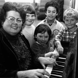 Ann Saslav, New Zealand Symphony pianist, visits Oxford Crescent School.