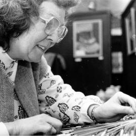 Inge Anderson of the Wellington Lacemakers Club demonstrating in the Civic Centre.
