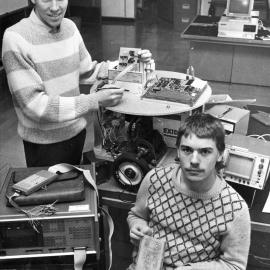 Central Institute of Technology in operation; electronic-engineering students Wayne Sangster, Brett Alexander, and robot.
