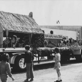 Christmas parade 1977; Māwai Hakona 1