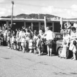 Christmas parade 1977; spectators, Queen Street.