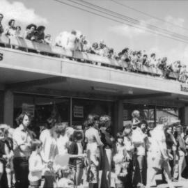 Christmas parade 1977; spectators on Hazelwoods carpark, Queen Street.
