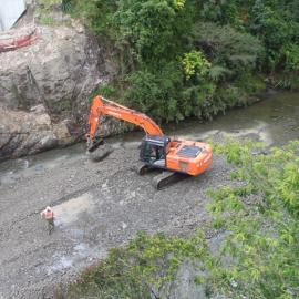 Akatarawa Bridge 3 construction  6; river cleared for temporary support tower