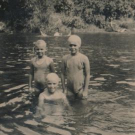 Te Marua School; Te Awa Kairangi / Hutt River swimming hole, circa 1955