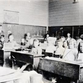 Upper Hutt School, Standard 1 in the new classroom; 1918