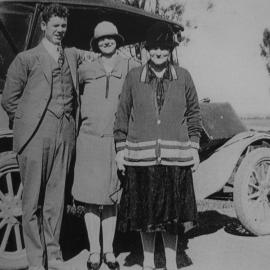 Wilf and Jessie Munn, with Margaret Benge; ca 1920s