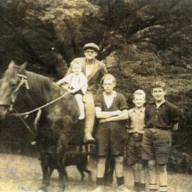 Benge and Munn Family Members with Horse