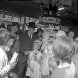 Hazelwoods Father Xmas 1967; arrival [P1-1933-4323]