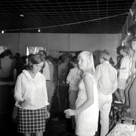 Bitter End, La De Da's