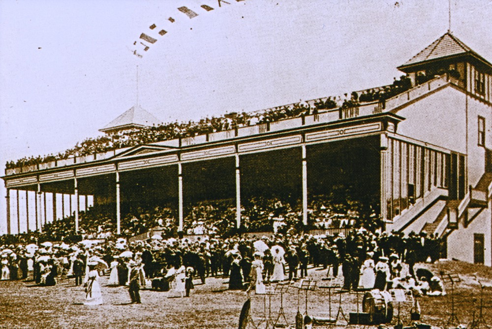 Crowds at Trentham racecourse for the Anniversary Handicap, the first race held at the new racecourse, in January 1906