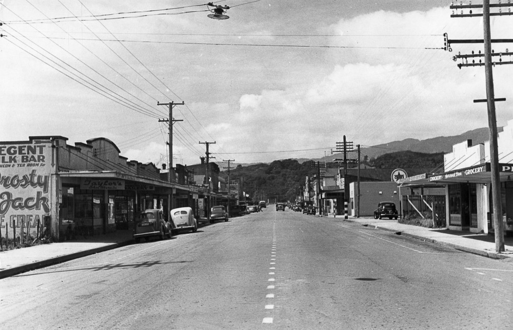 Main Street, Upper Hutt, from the Wellington end, photographed by Leo Morel, January 1948